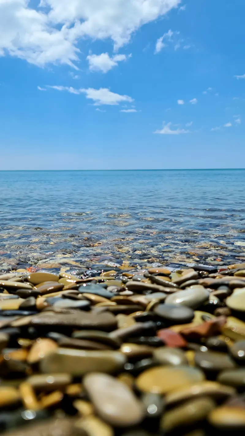 Галька у кромки моря