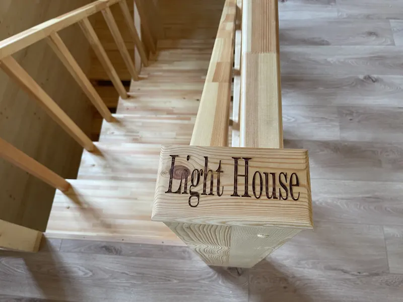 Табличка Light House на лестнице в коттедже